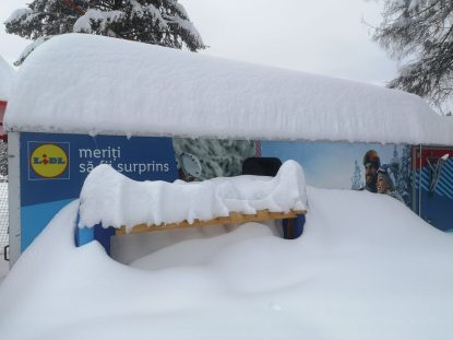 Stratul de zăpadă pe Pârtia cu Surprize se apropie de 1 metru