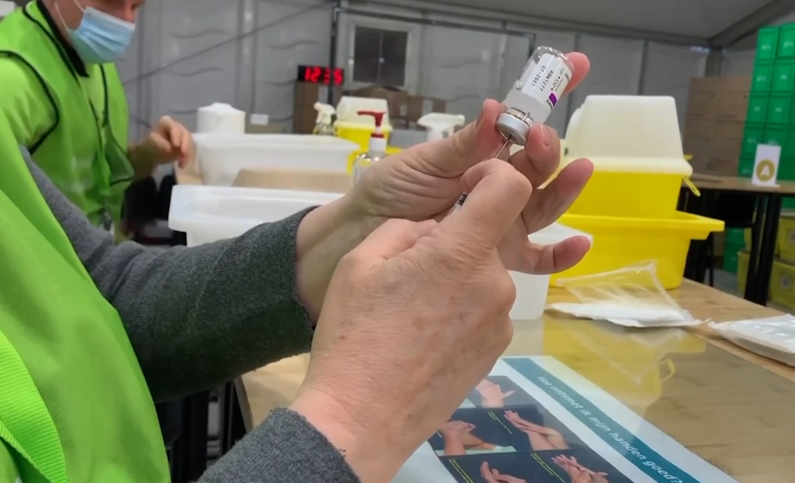 Mici gratis pentru cei ce se vaccinează în Piața Obor Europa FM