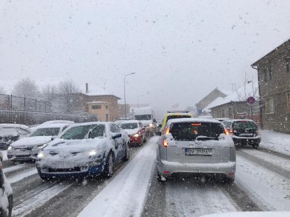 Ninsori puternice în mai multe zone ale țării. Circulația mașinilor este blocată pe unele sectoare de drum
