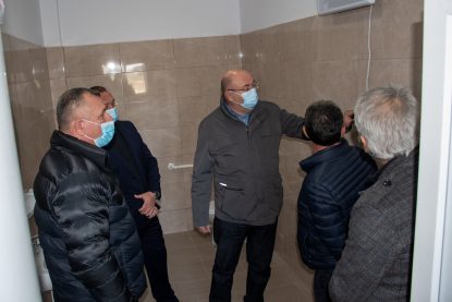 REPUBLICA FANTASTICĂ ROMÂNIA: Toaletă de 50.000 de euro, inaugurată de conducerea CJ Argeș într-o școală de la țară