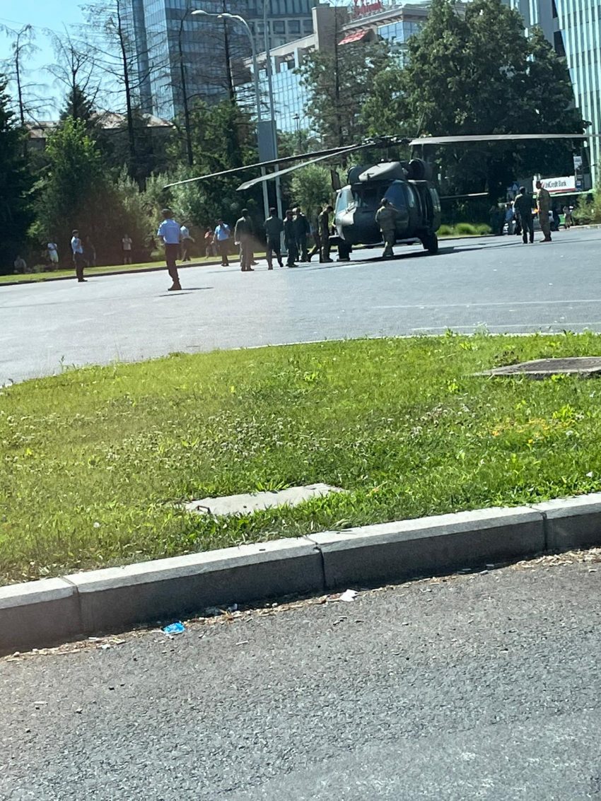 Un elicopter Black Hawk a aterizat de urgență în Piața Charles de