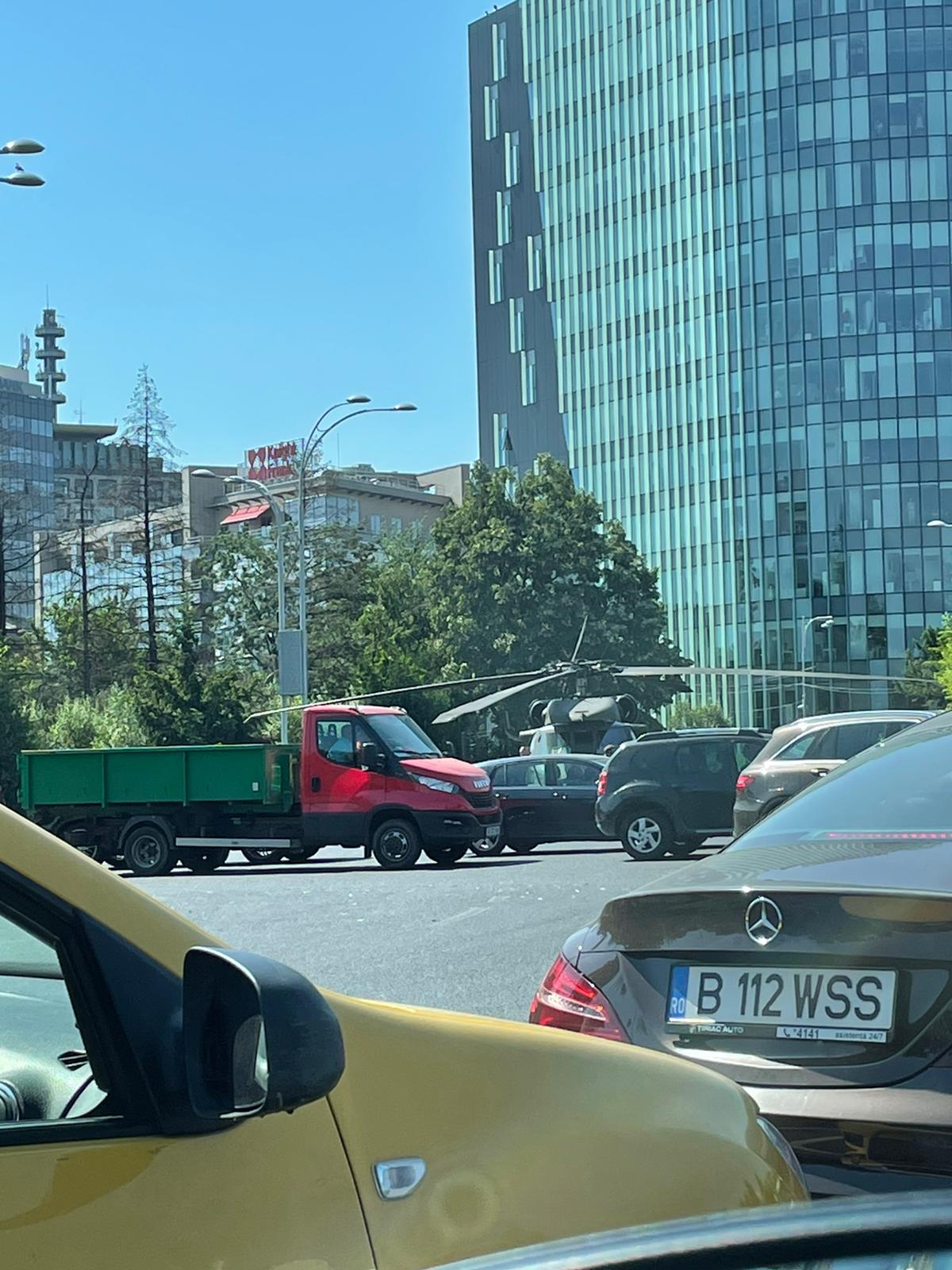 Un elicopter Black Hawk a aterizat de urgență în Piața Charles de