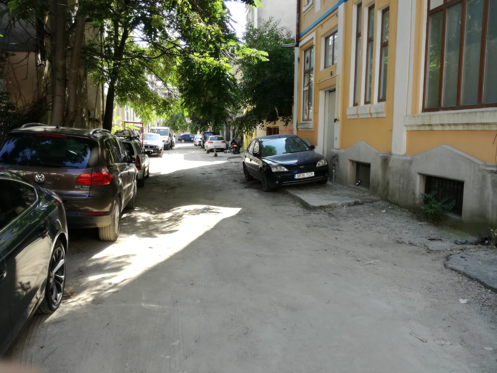 DEȘTEPTAREA: O stradă din centrul Bucureștiului nu a fost asfaltată niciodată. Pe alocuri, se văd pietre de râu