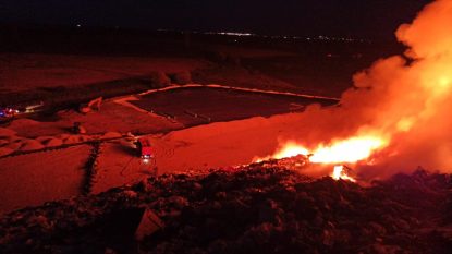 Arad: Pompierii se luptă de trei zile cu incendiile de la groapa de gunoi | AUDIO