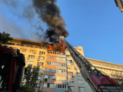 Incendiu într-un bloc din București