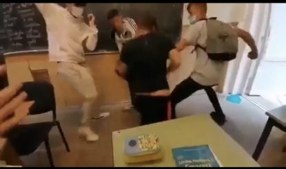 Anchetă într-o școală din Arad: Un elev a fost lovit cu pumnii și picioarele de mai mai mulți colegi | VIDEO