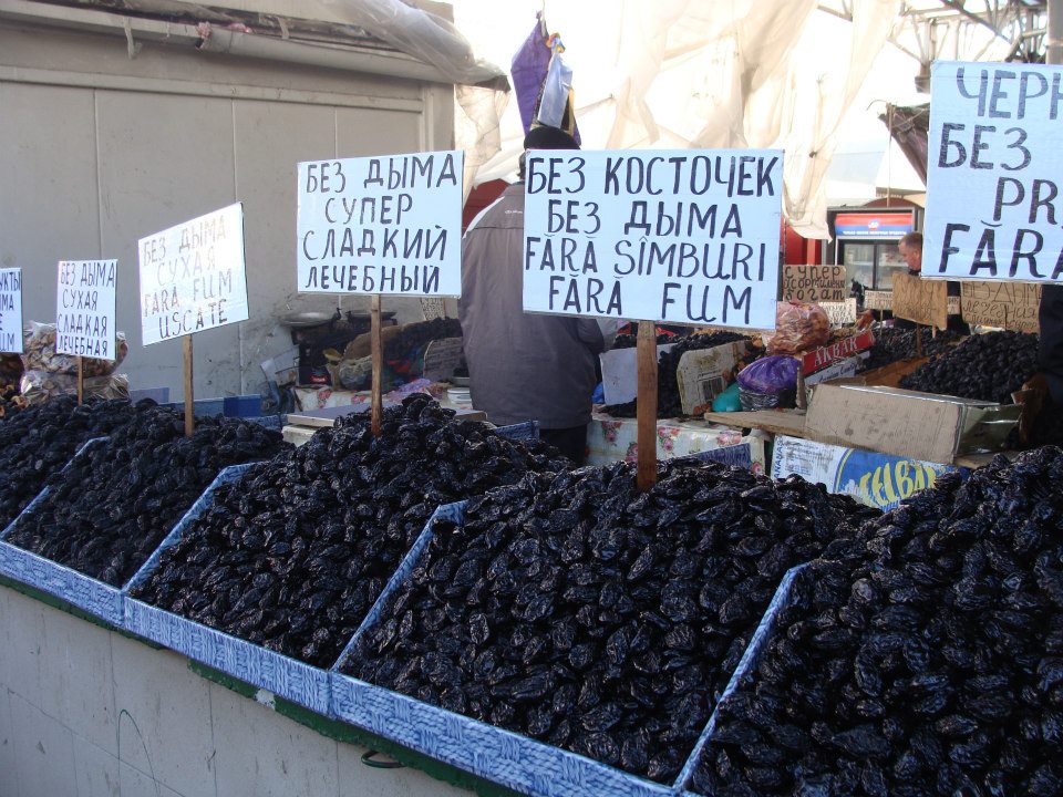 Piața Obor a trecut Prutul Galina vinde prune uscate la Chișinău