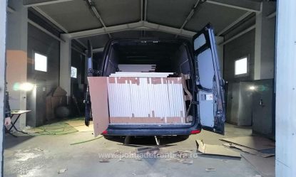 Sute de panouri solare furate din Spania, descoperite la Vama Siret încărcate în două microbuze | AUDIO