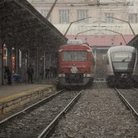 Două trenuri pe linie în Gara de Nord, București.