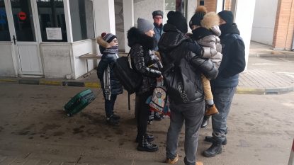 Suceava: Cozi mari de mașini venite din Ucraina. „E o panică adevărată, oamenii fug care încotro” | AUDIO