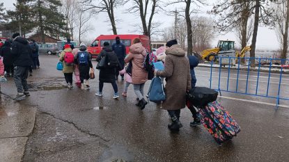 Reportaj: Pentru a 13-a zi, femei, copii și bătrâni din Ucraina ajung în Vama Siret, în căutarea liniștii. Bărbații trec granița ilegal | AUDIO