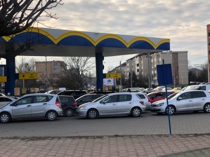 România în Direct: Panică și cozi la benzinării. Prețul benzinei trece și de 8 lei. Ce așteptați de la stat? | VIDEO