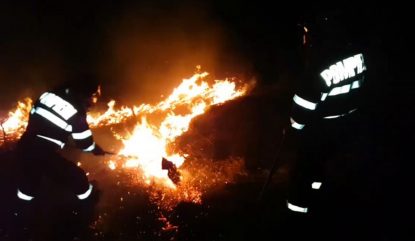 Buzău: Puternic incendiu de vegetaţie pe dealul Istriţa. Două aeronave Spartan participă la eforturile de stingere | AUDIO
