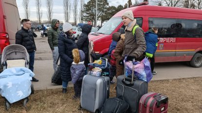 Reportaj de la graniță. Ucrainenii spun că li s-au cerut chiar și 2.000 de euro pentru a trece copiii peste hotare | AUDIO
