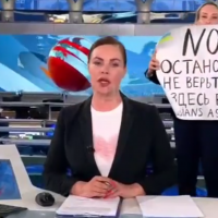 Fostă angajată a televiziunii de stat Russia 1 care protestează față de războiul din Ucraina în direct la televizor.
