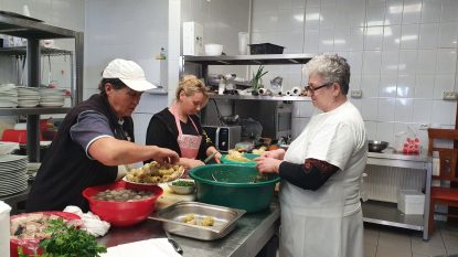 Bucătărese în bucătăria unui restaurant din Delta Dunării