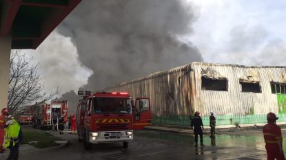 Incendiu puternic la o hală industrială de lângă Timișoara | VIDEO