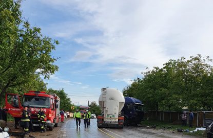 Bacău: Accident soldat cu 2 morți, după ce un autotren s-a ciocnit cu un autoturism