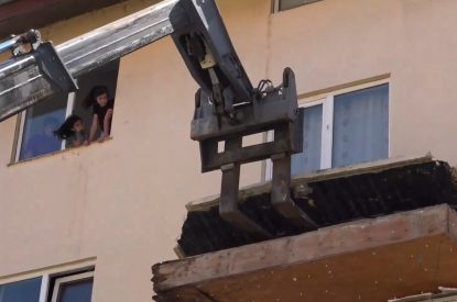 Arad: Primăria demolează balcoanele unor blocuri sociale. Nu mai sunt sigure pentru locatari, iar trei s-au prăbușit deja | AUDIO