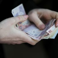 Femeie care numără bani românești