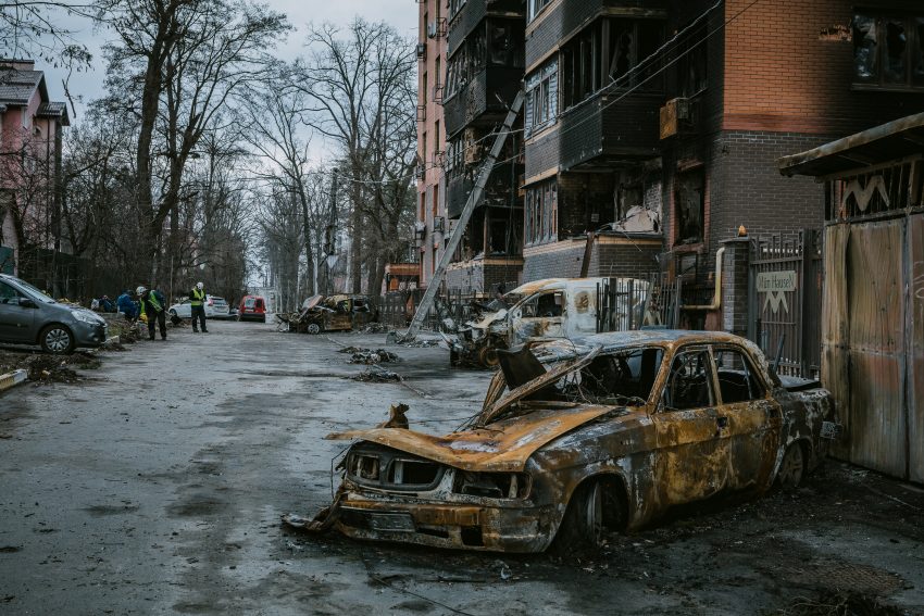 Masina in peisaj cu daramaturi in Ucraina