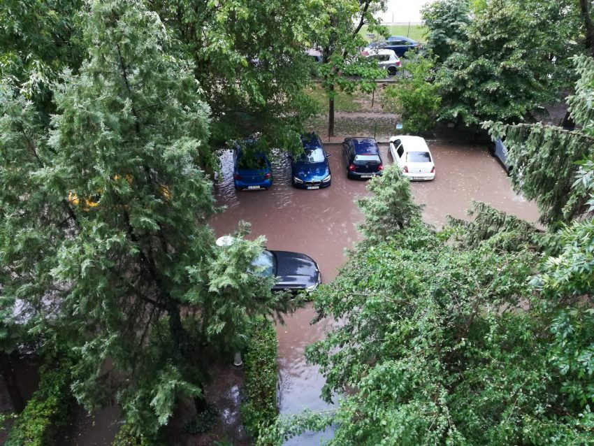 Parcare inundata in Sectorul 3 al Capitalei