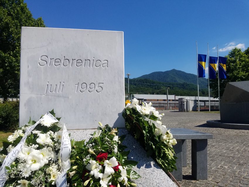 Masacrul de la Srebrenica din 1995