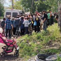 Ucrainenii din Mariupol se bat pe ajutoarele umanitare primite de la ruși. Unii dintre ei se așază la coada cu 2-3 zile înainte | VIDEO