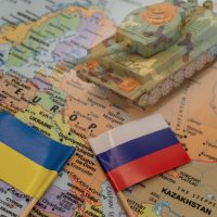 Tanc între drapelul Rusiei și al Ucrainei
