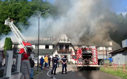Incendiu puternic la un motel din orașul Bicaz. Flăcările și fumul, vizibile de la câțiva kilometri distanță | VIDEO