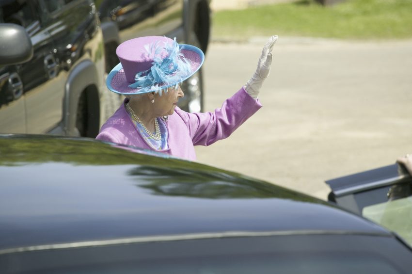 Regina Elisabeta a doua facand cu mana