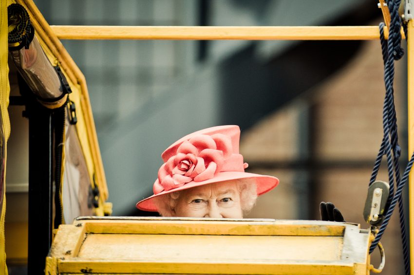 Regina Elisabeta imbracata in galben
