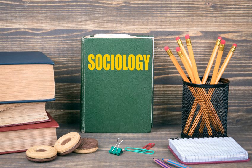 Manual de sociologie pus pe un birou