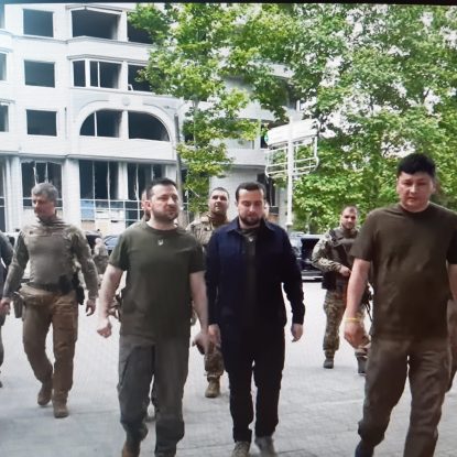 Zelensky a vizitat un oraș din prima linie a frontului, în una din rarele sale ieșiri din Kiev