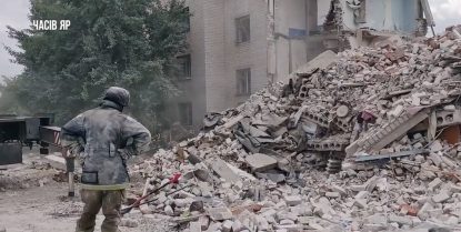 Ucraina: Victime după ce o rachetă rusească a lovit un bloc de locuințe din Ceasiv Iar | VIDEO