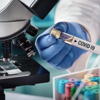 Medic in laborator cu un test COVID