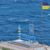 Drapelul Ucrainei arborat pe Insula Șerpilor