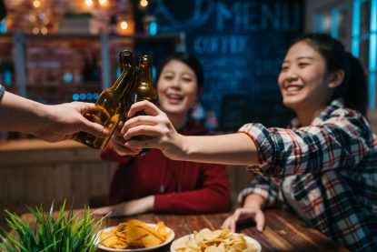 Japonia: Guvernul vrea să-i încurajeze pe tineri să bea mai mult alcool pentru a stimula economia și organizează un concurs de idei pentru campanie