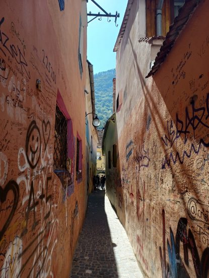 Strada Sforii din Brașov, vandalizată. Un ONG propune închiderea ei noaptea. Primarul: “Nu vrem să punem bariere!”