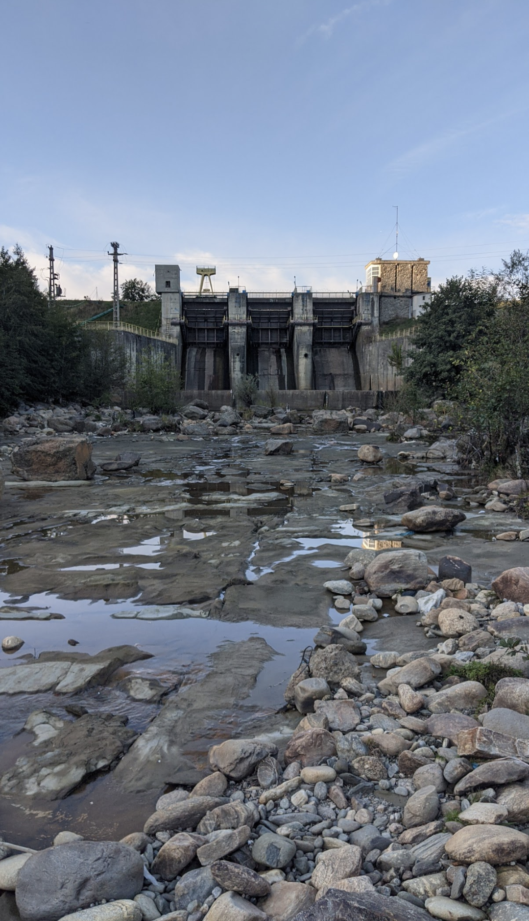 Australia I read a book For a day trip Misiunea Verde, cu Mona Nicolici: Care sunt efectele ridicării de  hidrocentrale pe râurile din România | AUDIO : Europa FM