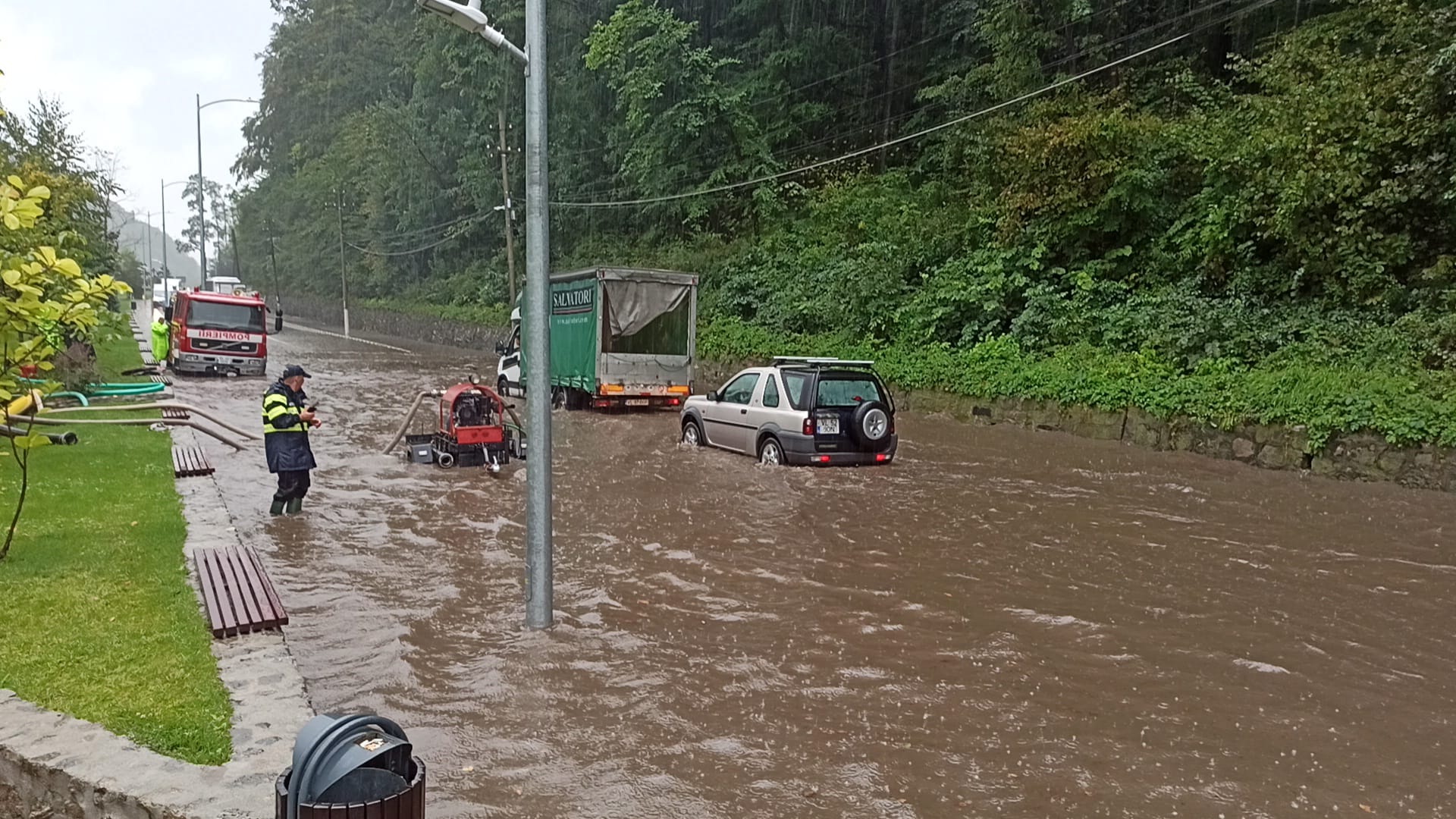 Inundatie pe DN7, Calimanesti, din cauza ploilor