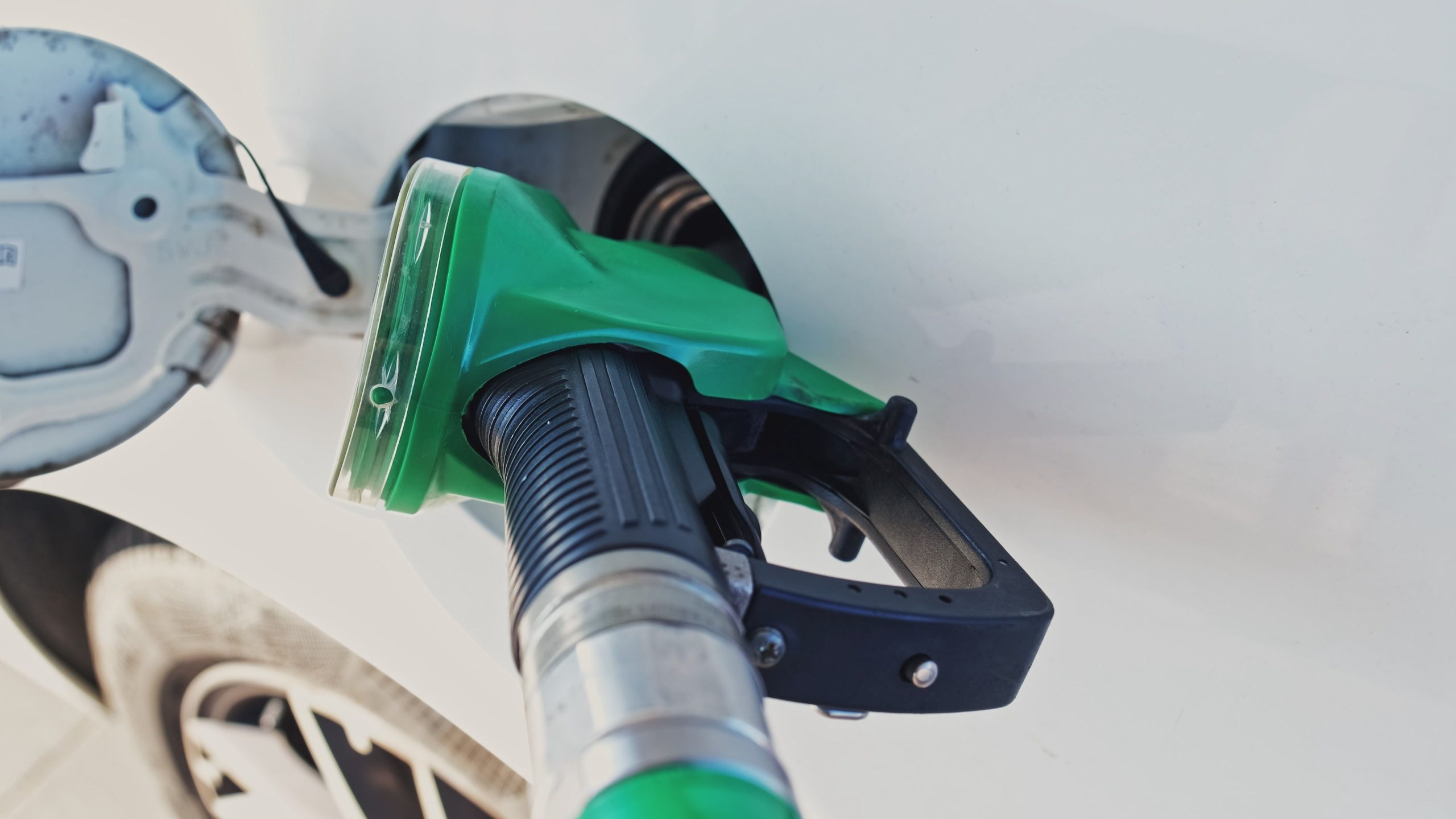 OUG pentru carburanți, publicată în Monitorul Oficial. Adaosul la benzină și motorină, plafonat la nivelul mediu din 2025. Dumitru Chisăliță: Prețurile s-ar putea reduce cu până la 15 bani | AUDIO