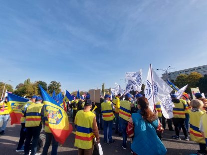 Protest în fața Guvernului. Angajații din mai multe domenii au ieșit în stradă pentru a cere „justiție socială” | AUDIO