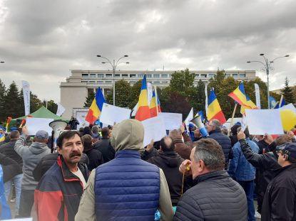 Nou protest sindical, în fața Guvernului: “Generalul (r) Ciucă şi-a uitat originile şi îşi bate joc de militarii ţării”