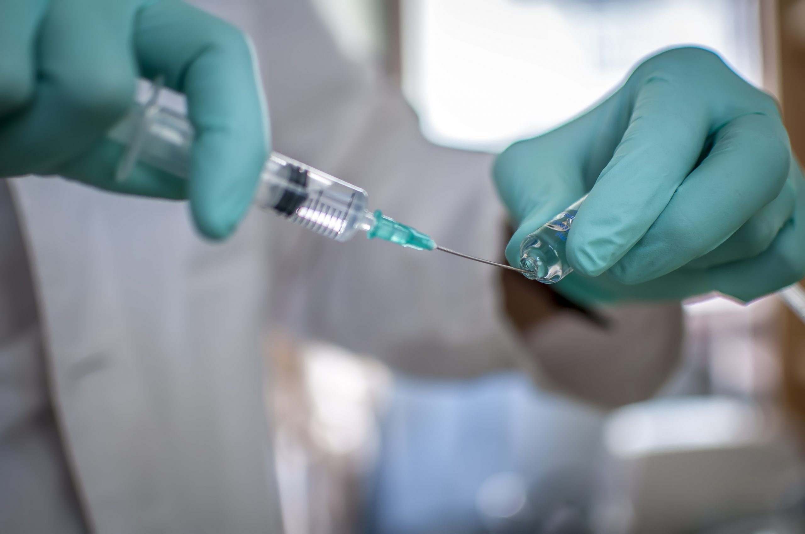 Ревакцинация корь краснуха паротит вакцина. Вакцинация кори. Укол от кори. Корь-краснуха-паротит прививка в 6 вакцины. Укол от кори.