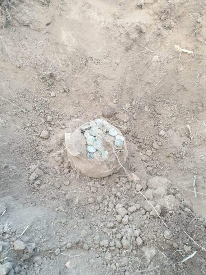 Vas cu monede antice, descoperit la marginea satului Ciobănița din Constanța