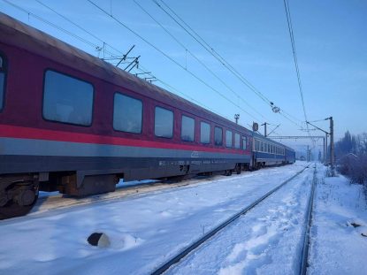 Zeci de călători blocați în trenuri în zona Crivadia, în județul Hunedoara