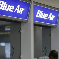 Ghiseu Blue Air în aeroport.