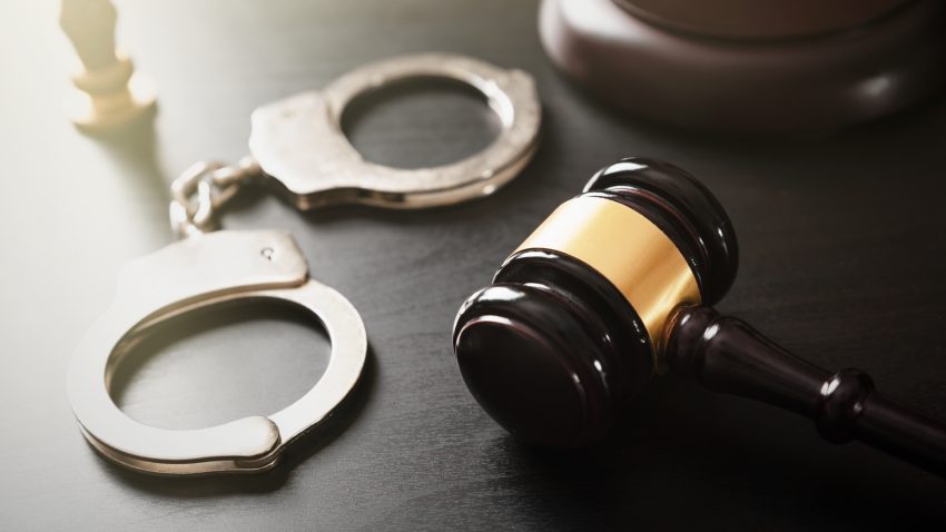 Cătușe pe masa judecătorului.