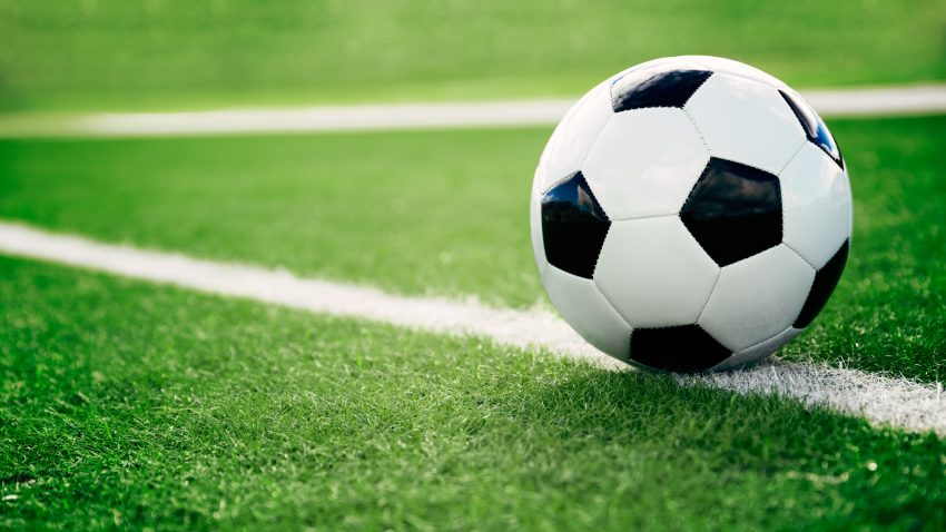 Minge de fotbal pe teren